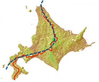 近年の降雨・流出・災害特性の東西区分線（青）と日本山岳会踏査による中央分水嶺線（赤）