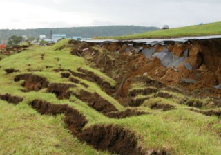 地震による河川堤防の崩壊