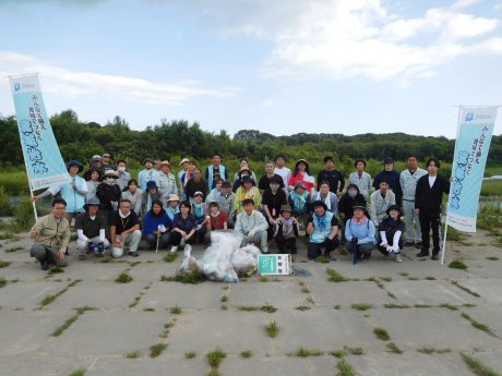 河川愛護月間協賛事業として河川清掃を実施しました。
